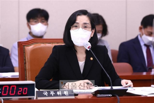 김현숙 여성가족부 장관이 지난 20일 국회 여성가족위원회 전체회의에서 의원 질의에 답변하는 모습.  김명국 기자
