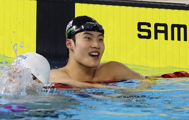 울산 남구 문수실내수영장에서 열린 제103회 전국체육대회 수영 남자일반부 계영 800m에 출전한 황선우가 결승선에 도착해 금메달을 확정지은 뒤 미소 짓고 있다. (울산=연합뉴스)