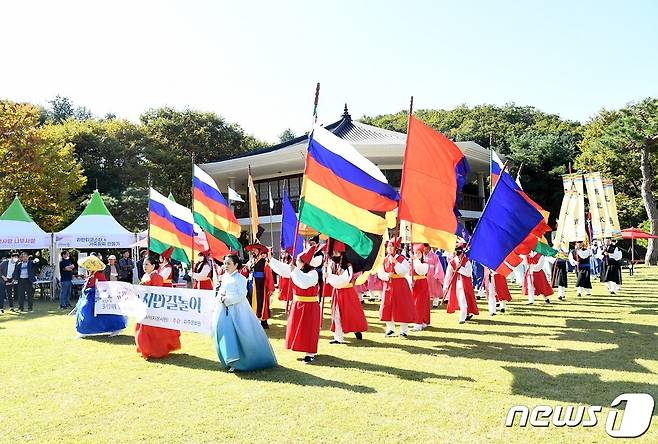 지난 8일 경기 파주시에서 열린 율곡문화제에서 참가 시민들이 길놀이 행사를 진행하고 있다. (파주시청 제공)