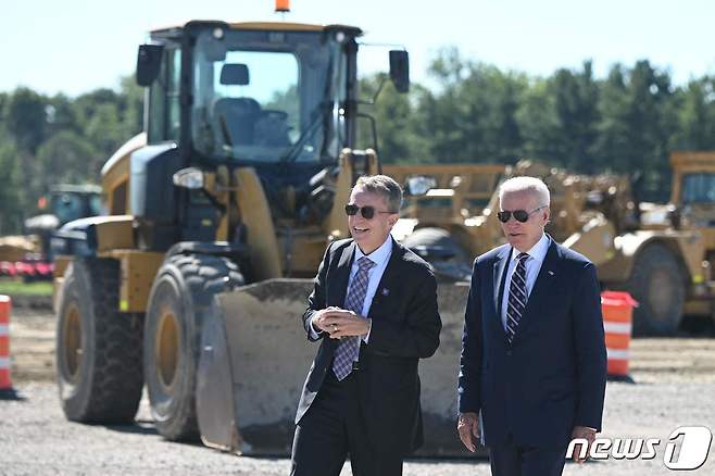 조 바이든 미국 대통령이 9일 (현지시간) 오하이오주 뉴올버니에 있는 인텔 신규 반도체 공장 기공식에 도착해 팻 겔싱어 CEO와 둘러 보고 있다. ⓒ AFP=뉴스1 ⓒ News1 우동명 기자