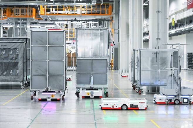 지난 6일 LG전자 창원 스마트파크1 공장 안에서5G 자율주행 로봇이 600kg 무게의 자재를 스스로 옮기고 있다. /LG전자