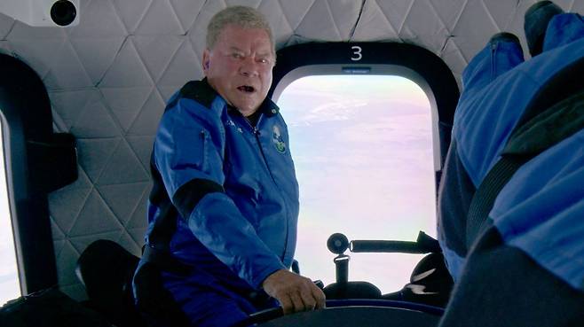미국의 91살 노배우 윌리엄 섀트너가 2021년 블루 오리진의 '뉴세퍼드' 우주선을 타고 저궤도 비행 중 무중력 상태를 체험하고 있다./블루 오리진