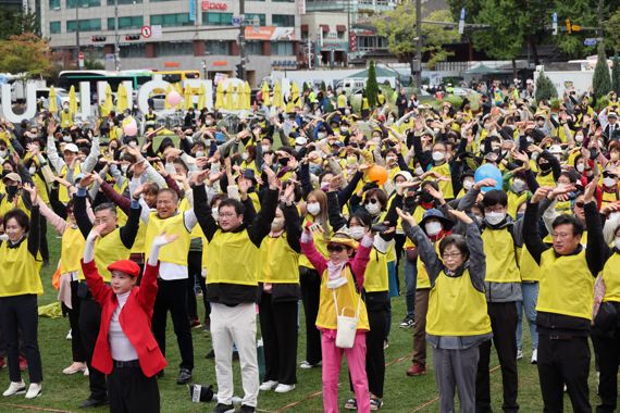 10일 시민들이 서울 중구 서울광장에서 열린 건강 한마당 행사에서 건강댄스 플래시몹에 참여하고 있다. 사진=서동일 기자