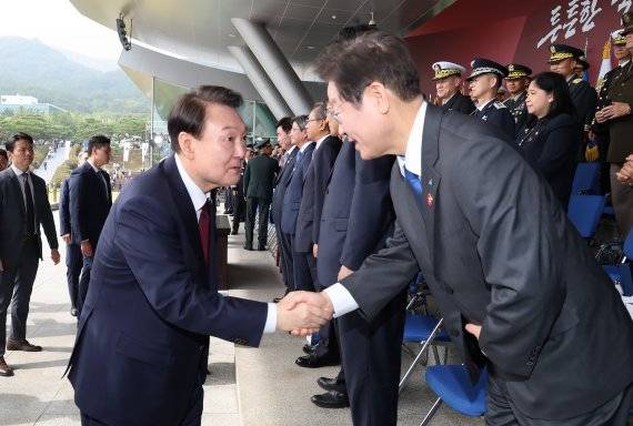 윤석열 대통령이 지난 1일 충남 계룡대 대연병장에서 열린 건군 '제74주년 국군의 날' 기념식에 참석한 뒤 더불어민주당 이재명 대표와 악수하고 있다. 연합뉴스