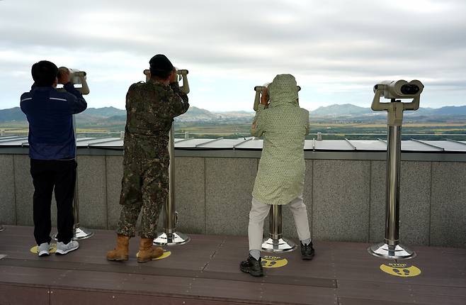 관광객들이 지난 6일 경기도 파주시 도라전망대에서 북한 개성시를 바라보고 있다.