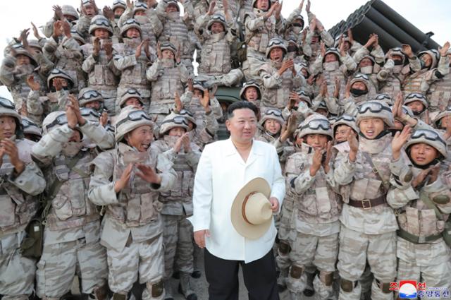 김정은 북한 국무위원장이 지난달 25일부터 지난 9일까지 인민군 전술핵운용부대ㆍ장거리포병부대ㆍ공군비행대의 훈련에 참가할 당시 모습. 평양=조선중앙통신 연합뉴스