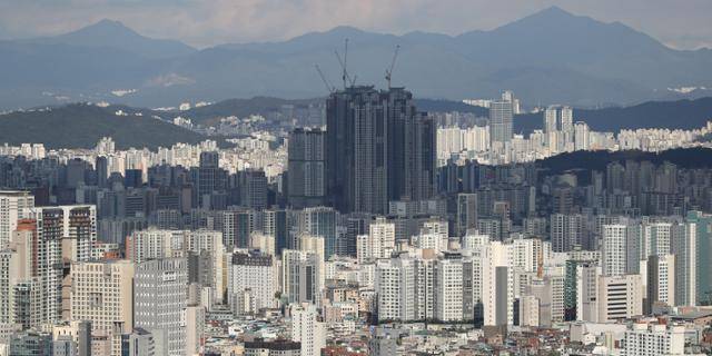 7일 서울 중구 남산에서 바라본 아파트 밀집 지역. 뉴시스