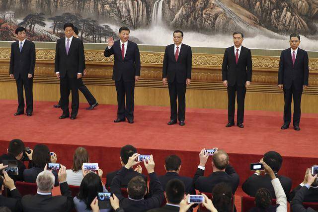 중국 공산당 19차 당대회가 폐막한 직후인 2017년 10월 25일 시진핑 중국 국가주석을 포함한 7명의 정치국 상무위원들이 베이징 인민대회당에서 열린 기자 대면식에 참석하고 있는 모습. 사진은 왼쪽부터 왕후닝 중앙정책연구실 주임, 리잔수 중앙판공청 주임, 한정 상하이 서기(뒤에 입장하는 사람), 시진핑 중국국가주석, 리커창 총리, 왕양 부총리, 자오러지 중앙조직 부장. AP 연합뉴스