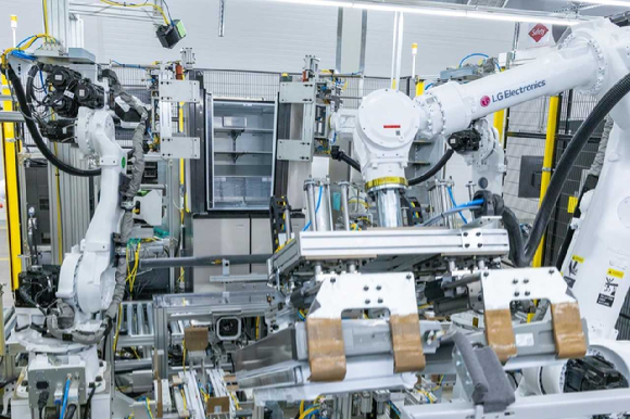 LG스마트파크 통합생산동 생산라인에 설치된 로봇 팔이 20kg이 넘는 냉장고 문을 본체에 조립하는 모습 [사진=LG전자]