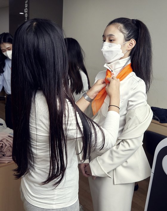 이미지 메이킹실에서 일일 객실 승무원이 되기 위해 외양을 가다듬는 박민아 학생기자.