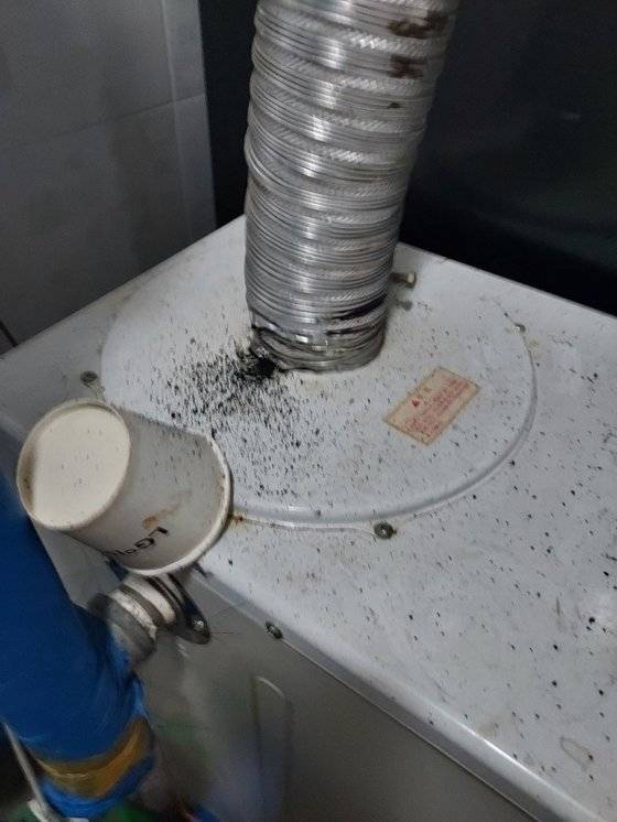 9일 전북 무주에서 일산화탄소 중독 추정 사고로 일가족 5명이 숨졌다. 사진은 가스가 새어 나온 것으로 추정되는 보일러. 사진 전북소방본부