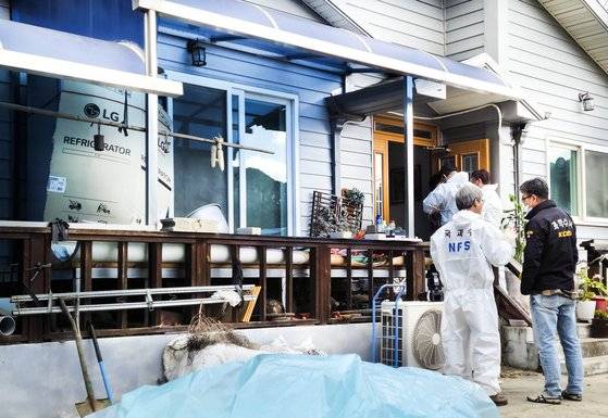 10일 전북 무주군 '일산화가스 중독 추정' 사고 현장에서 경찰이 국립과학수사연구원과 함께 합동 감식을 하고 있다. 전날 집주인 80대 노모 생일을 맞아 이 집에서 자던 일가족 5명이 숨지고, 1명이 다쳤다. 연합뉴스