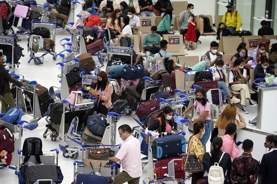 일본이 단체관광객 입국을 허용한 첫날인 지난 6월 1일 관광객들이 일본 나리타 공항을 지나고 있다. EPA=연합뉴스