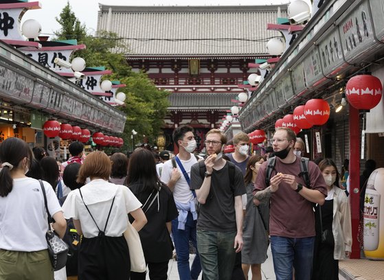 지난달 7일 일본 도쿄의 대표적 관광지인 아사쿠사 센소지가 여행객들로 붐비고 있다. EPA=연합뉴스