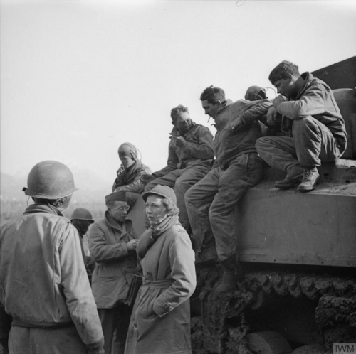 제2차 세계대전 당시 병사들과 함께 있는 마사 겔혼 /자료: 임페리얼 전쟁박물관