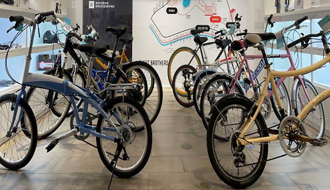 서울시가 길가에 방치돼있는 자전거를 수거한 뒤 수리해 탈바꿈시킨 재생자전거들. |서울시 제공