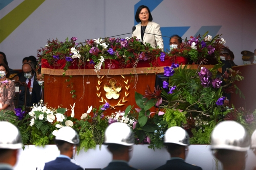 차이잉원 대만 총통이 10일 타이베이 총통부 앞 광장에서 열린 110주년 국경일(쌍십절) 경축 대회에서 연설을 하고 있다. 로이터연합뉴스