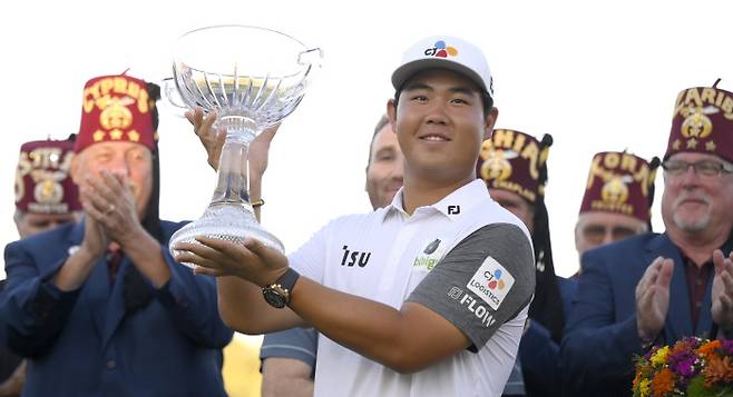 김주형이 10일 미국 네바다주 라스베이거스의 TPC 서머린에서 열린 PGA 투어 슈라이너스 칠드런스 오픈에서 우승한 뒤 시상식에서 트로피를 들고 환하게 웃고 있다. 라스베이거스 | AP연합뉴스