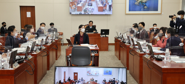 지난 7일 국회에서 열린 교육위원회 국정감사에서 의원들이 설전을 벌이고 있다. 연합뉴스