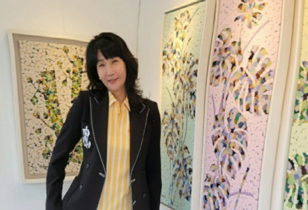 자신의 작품 앞에 선 김정아 작가 모습. 호수갤러리 제공