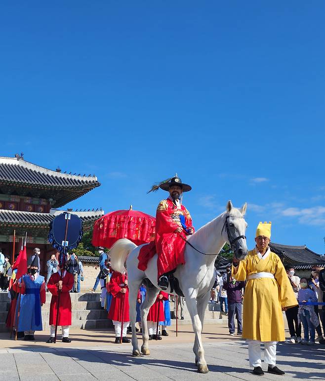 An actor playing King Jeongjo sets off on a royal parade from Changdeokgung in Seoul, Saturday. (Hwang Dong-hee/The Korea Herald)