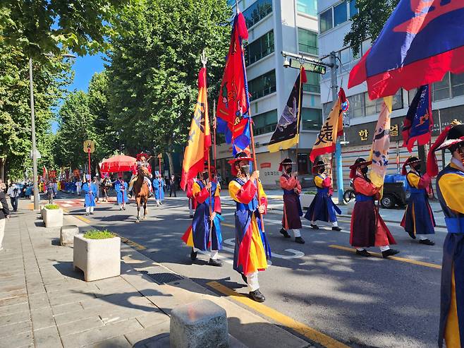 Participants march during the Reenactment of King Jeongjo’s Royal Parade in Seoul, Saturday. (Hwang Dong-hee/The Korea Herald)