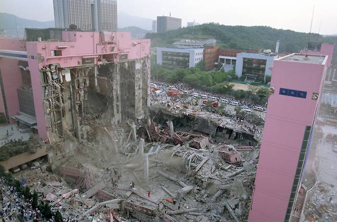 다큐멘터리 '논픽션 다이어리' 스틸컷. 1995년 6월 29일 발생한 삼풍백화점 붕괴 사고로 502명이 사망하고 6명이 실종됐으며 937명이 부상을 당했다. [논픽션 다이어리]