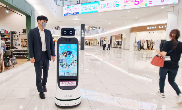 LG 클로이 가이드봇이 일본 이온몰에서 방문객을 안내하고 있다. 사진제공=LG전자