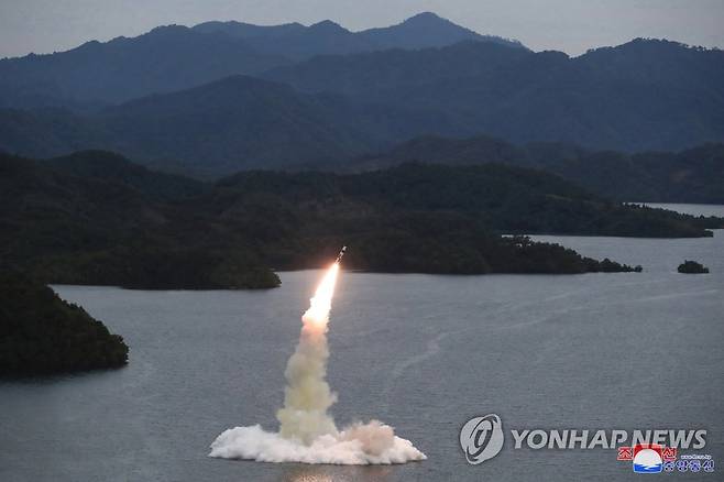 김정은, 전술핵운용부대 군사훈련 지도…"대화 필요성 안느껴" (평양 조선중앙통신=연합뉴스) 김정은 북한 국무위원장은 북한군 전술핵운용부대 등의 군사훈련을 지도하며 "적들과 대화할 내용도 없고 또 그럴 필요성도 느끼지 않는다"고 밝혔다.
    김 위원장은 지난달 25일부터 지난 9일까지 인민군 전술핵운용부대ㆍ장거리포병부대ㆍ공군비행대의 훈련에 참석한 자리에서 이같이 말했다고 조선중앙통신이 10일 밝혔다. 사진은 SLBM으로 추정되는 미사일 발사 모습. 2022.10.10 
    [국내에서만 사용가능. 재배포 금지. For Use Only in the Republic of Korea. No Redistribution] 
 nkphoto@yna.co.kr