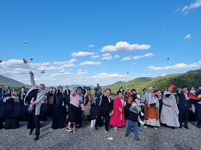 '전통 한지 유네스코 인류무형문화유산 등재' 기원 소망의 종이비행기 날리기 장면 [한지살리기재단 제공]