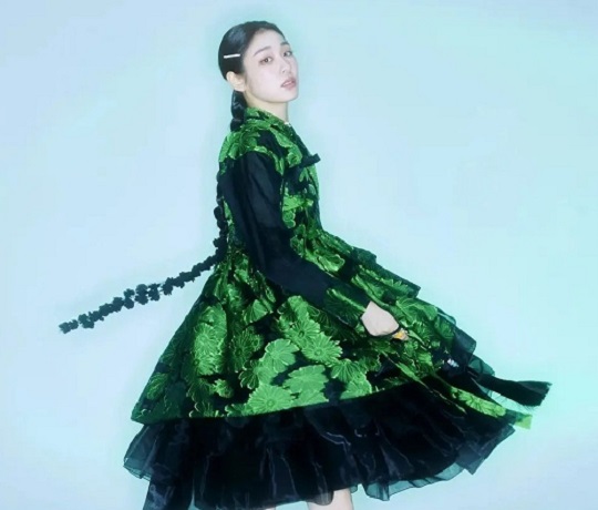 '피겨 퀸' 김연아가 한복업체와 함께 제작한 한복을 입고 한복의 미를  알리고 있다. (사진: 김연아 인스타그램 갈무리)