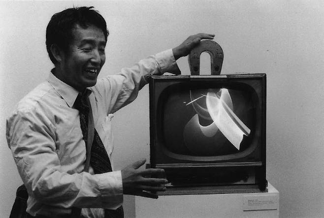1982년 시카고 현대 미술관에서 CBS 선데이 모닝 방송을 위해 ‘자석 TV’를 설명하는 백남준.(사진=백남준아트센터)