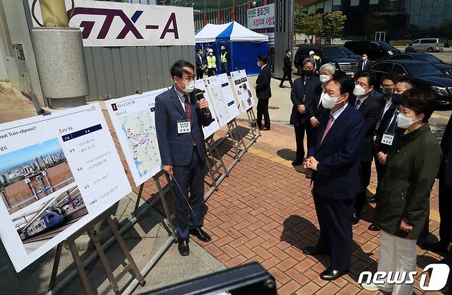 윤석열 대통령 당선인과 김은혜 국민의힘 경기도지사 후보자가 2일 오전 경기 고양시 일산서구 대화동 GTX-A 공사 현장에서 강희업 국토교통부 철도국장의 공사 설명을 듣고 있다. 2022.5.2/뉴스1 ⓒ News1 인수위사진기자단