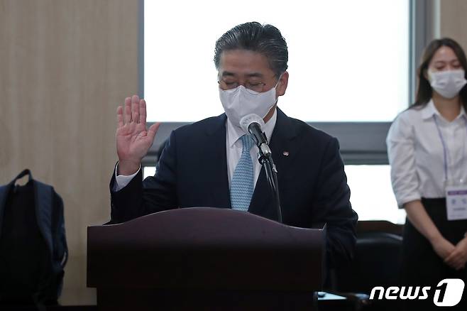 정승일 한국전력공사 사장이 11일 오전 전남 나주시 한국전력공사 본사에서 열린 국회 산업통상자원중소벤처기업위원회 국정감사에서 선서를 하고 있다. 2022.10.11/뉴스1 ⓒ News1 이승현 기자