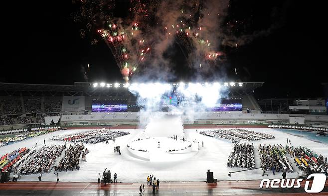 7일 오후 울산종합운동장에서 열린 제103회 전국체육대회 개회식에서 개회를 알리는 화려한 불꽃놀이가 펼쳐지고 있다. 2022.10.7/뉴스1 ⓒ News1 윤일지 기자