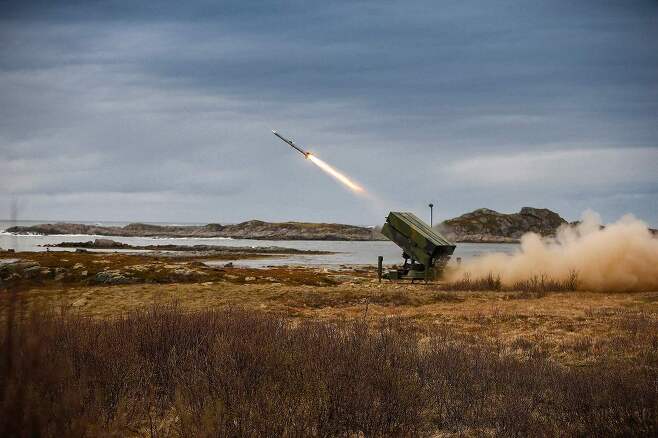 노르웨이 방산업체 콩스버그와 미국 레이시언이 공동개발한 첨단 지대공 미사일 시스템 나삼스(NASAMS). 트위터 갈무리
