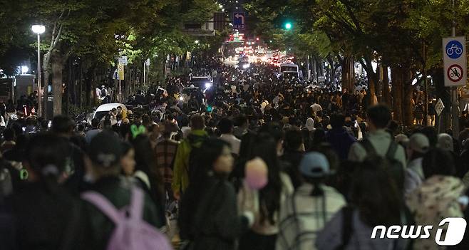 8일 오후 서울 여의도 한강공원 일대에서 열린 ‘2022 서울세계불꽃축제’ 관람을 마친 시민들이 발걸음을 옮기고 있다. 2022.10.8/뉴스1 ⓒ News1 이승배 기자