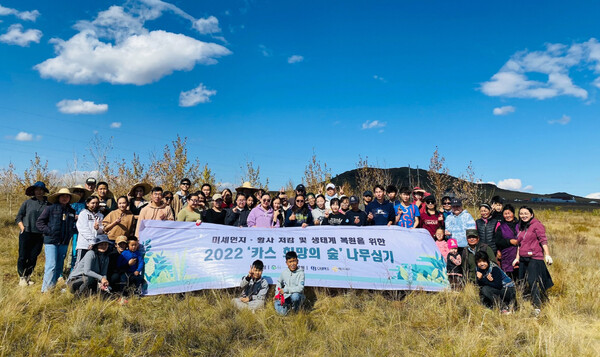 몽골 학생 봉사단이 몽골 북동부 에르덴솜 지역에서 나무심기 봉사활동 마치고 단체 사진을 찍고 있다