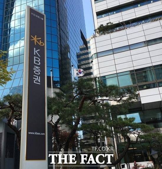 상장주관사인 KB증권과 신한투자증권도 더블유씨피 주식을 각각0.76%, 0.86%씩 보유하고 있다. KB증권은 지난 2021년 9월 10일 보통주 200억 원을 주당 7만8000원에 취득했다. /더팩트 DB