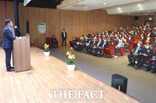 이학수 시장은 “고향을 아끼는 깊은 마음으로 전달해주신 장학금은 인재 양성을 위해 소중하게 사용하겠다”며 “정읍이라는 이름이 여러분들의 힘과 자랑이 될 수 있도록 정읍 발전을 위해 모든 힘을 다할 것”이라고 말했다. / 정읍시 제공