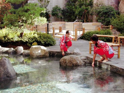 일본은 11일부터 여행객에게 숙박 1박당 최대 8만원을 지원하는 '전국여행지원' 프로젝트를 시작했다. 사진은 일본의 한 온천 모습/ 조선일보DB