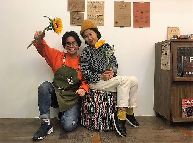 경북 영천에 정착해 초콜릿 가게 '산과 보롬'을 열어 운영중인 밀레니얼 세대 창업자들./경북경제진흥원