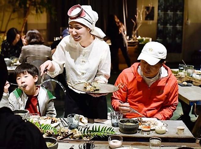 해녀를 소재로 한 제주도의 식당 '해녀의 부엌'은 배우 출신인 창업자가 고향인 제주의 소재를 결합해 성공했다는 평가를 받고 있다./해녀의 부엌