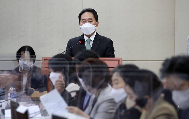 김태현 국민연금공단 이사장이 11일 오전 국회 보건복지위원회에서 열린 국민연금공단과 한국사회보장정보원에 대한 국정감사에서 인사말을 하고 있다. /연합뉴스