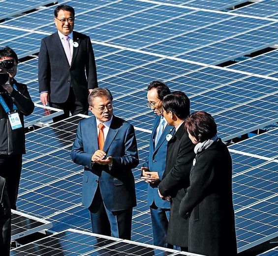 지난 10월 30일 문재인 대통령이 전북 군산에서 ‘새만금 재생에너지 비전 선포식’을 마친 뒤 태양광 시설을 둘러보고 있다.