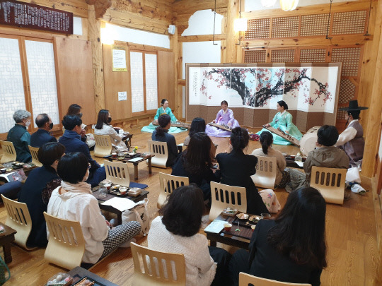 11일 세종시 초려역사공원 갈산서원에서 국가무형문화재 제23호인 강정숙 가야금 산조 및 병창 보유자의 국악공연이 열리고 있다. 사진=세종시 제공