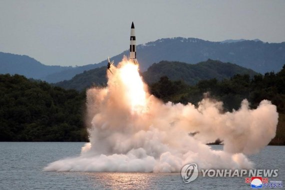 북한 저수지에서 발사된 미사일 (출처=연합뉴스)