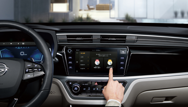 쌍용자동차가 LG유플러스, 네이버와 함께 개발한 인포테인먼트 시스템 '인포콘' 작동 모습. 쌍용차 제공