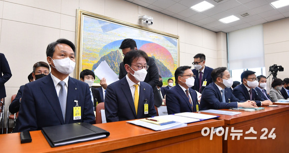 11일 서울 여의도 국회에서 열린 정무위원회의 금융감독원에 대한 국정감사에서 5대 은행장들이 증인으로 출석해 자리하고 있다. 왼쪽부터 진옥동 신한은행장, 이재근 국민은행장, 임동순 농협은행 수석부행장, 박성호 하나은행장, 이원덕 우리은행장. [사진=김성진 기자]