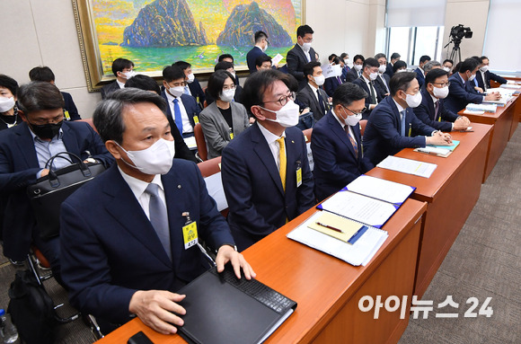 11일 서울 여의도 국회에서 열린 정무위원회의 금융감독원에 대한 국정감사에서 5대 은행장들이 증인으로 출석해 자리하고 있다. 왼쪽부터 진옥동 신한은행장, 이재근 국민은행장, 임동순 농협은행 수석부행장, 박성호 하나은행장, 이원덕 우리은행장. [사진=김성진 기자]